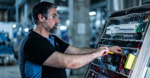 Equipo técnico de Ingromaquinaria desarrollando cuadros eléctricos